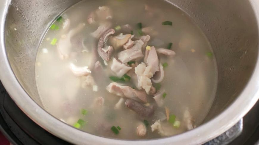 猪肚汤|煲猪肚汤牢记4个技巧，做出来汤色奶白汤汁鲜香，一次能连喝两碗