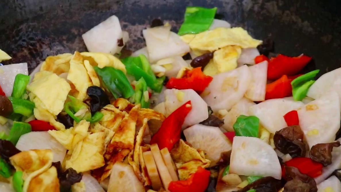 白萝卜|天热要多吃萝卜，加2个鸡蛋，教你从没吃过的做法，美味下饭