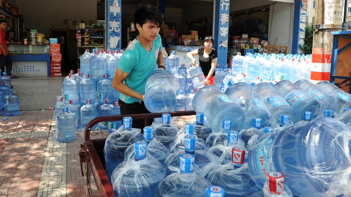 默小辛：桶装水和净水器的水哪个好，桶装水和净水器哪个划算