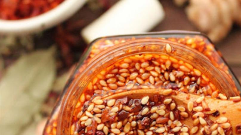 蘑菇|教您在家熬出香喷喷的熟油辣子，熬油很关键，加入这些配料绝对香