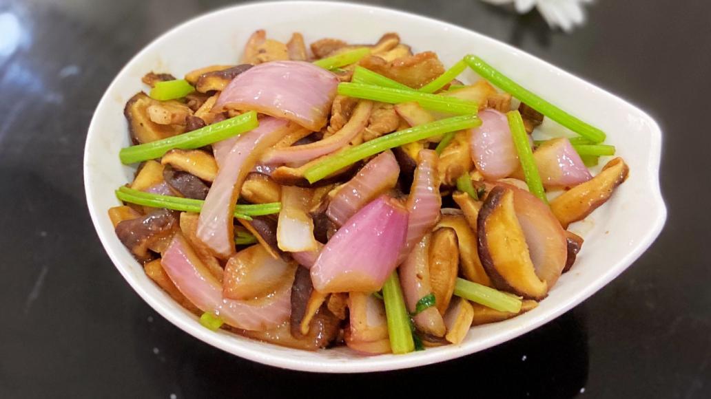 洋葱|洋葱和它是绝配，每天炒一盘，营养又开胃，软化血管，身体更健康