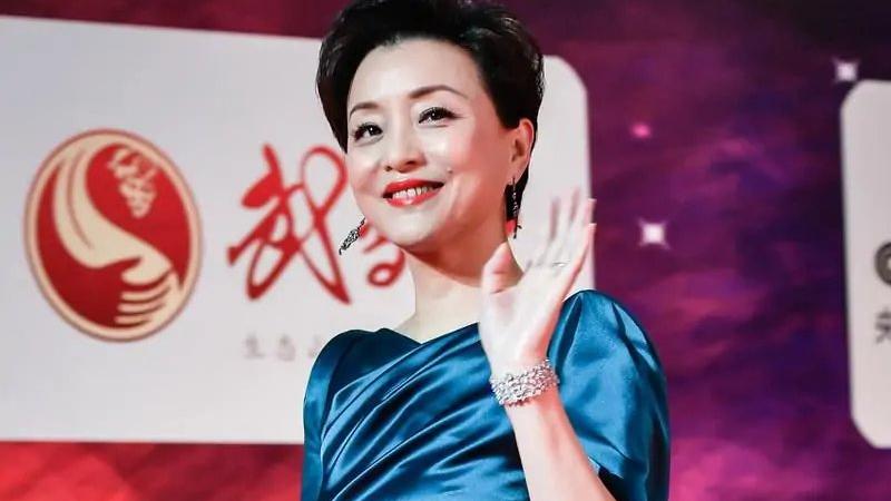 穿衣搭配 杨澜气质真如兰，一袭蓝色连衣裙温婉大气，时尚精致难掩端庄气质