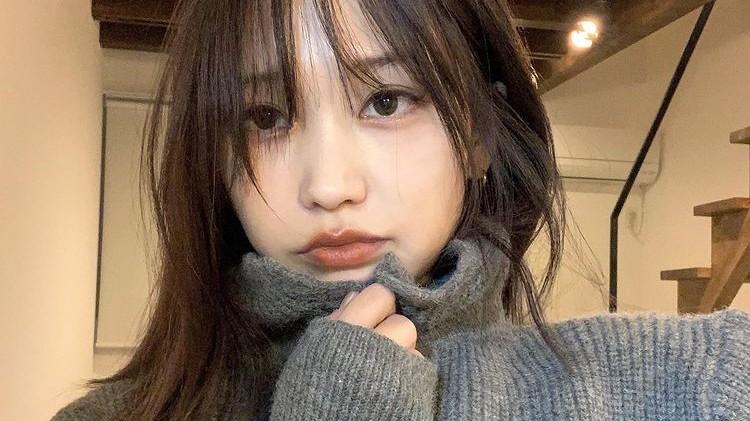 随手拨发都迷人：日本女生的中分刘海大风吹也不怕！