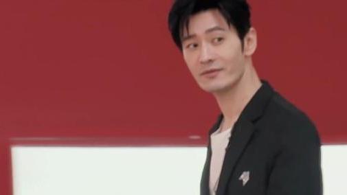 黄晓明|黄晓明入场时，全场姐姐都在鼓掌欢呼，李菲儿的反应却有些特殊