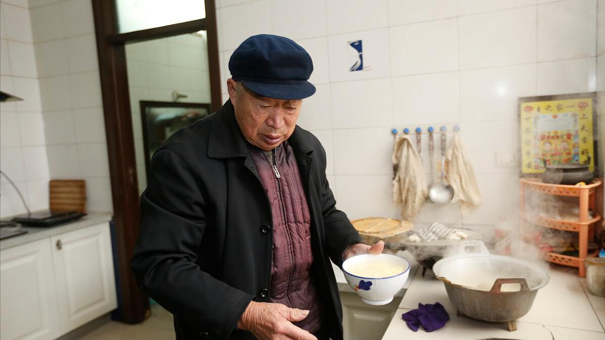 繁花妹说情感 75岁大爷照顾93岁父亲15年后哭诉：父亲你再不走，我就先走一步了