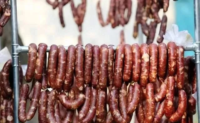 灌香肠|灌香肠时，灌好不要直接晒，牢记4诀窍，香肠又香又入味，一点都不硬！