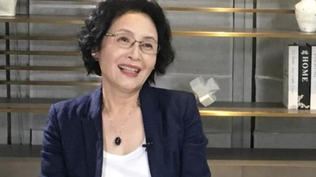 齐刘海 66岁宋晓英水润洋气，穿搭精致卷发干练，状态真实风韵不减当年