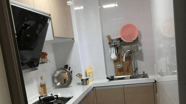 表姐花8万装修86平新家，看到她家冰箱我笑喷了，位置真让人尴尬