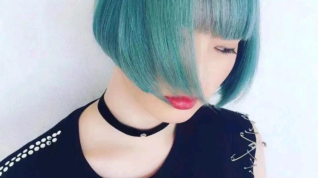 短发 女人过了50岁，发型不能太夸张，我看好这3种
