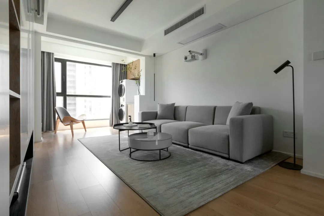 超温柔氛围感！大平层旧房改造，90后独居男生的原木小家