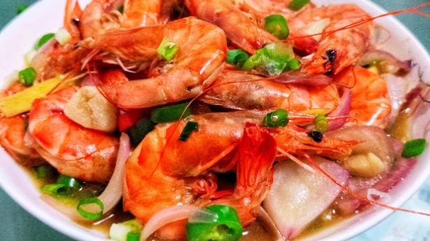 |芙蓉大虾，像朵朵白色芙蓉花诱人食欲，制做时用新鲜的大虾