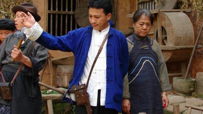 他从小是个练家子，装修设计毕业，从武替入行，张国立曾给他配戏