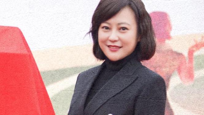 西装 郝蕾也换发型，剪短发还烫波浪卷显老气，配黑西装看着像妇女主任