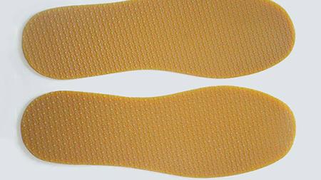 为何生产橡胶鞋底时会发生喷霜问现象？