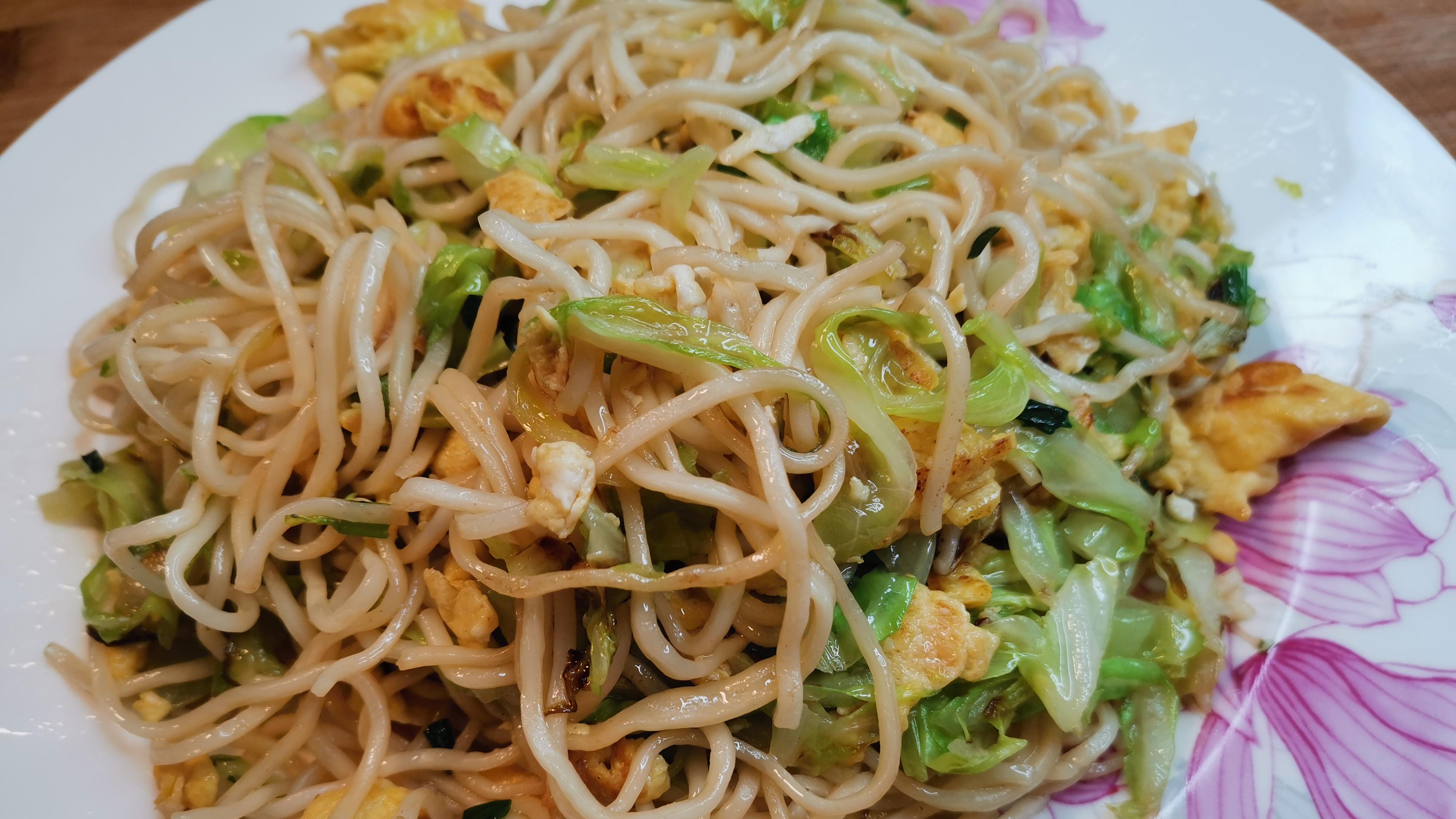 鸡蛋|大排档一盘鸡蛋炒面8元，自己在家做成本不到4元，营养又美味