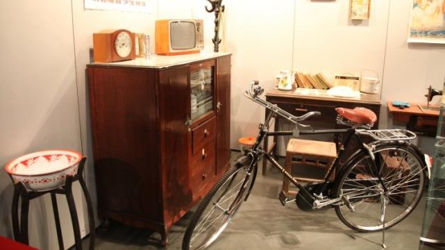 复古氛围拉满！美国女子爆改四居重返70年代，家具均不超160元