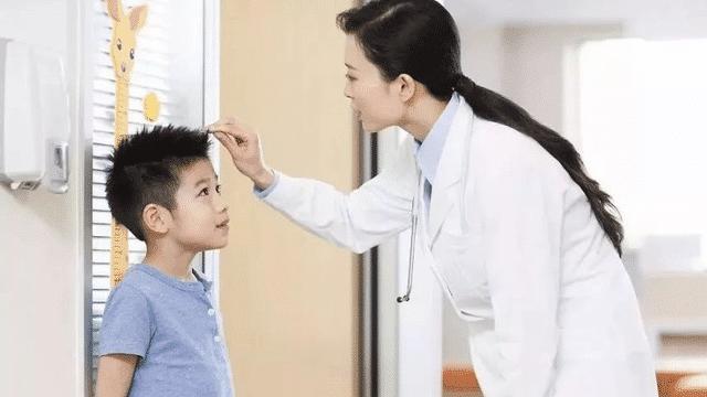 小小故事馆|男孩连续2年睡前喝牛奶，身高105cm发育慢，医生：喝奶时间是关键