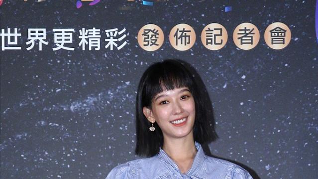 穿衣搭配 黄子佼小19岁妻子孕后状态真不错，穿衬衫配短裤，踩高跟鞋无压力