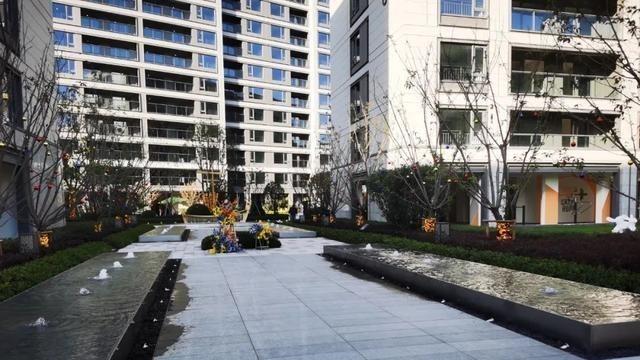 新老小区混住！红盘业主吵翻天，“混居”冲突何时休？