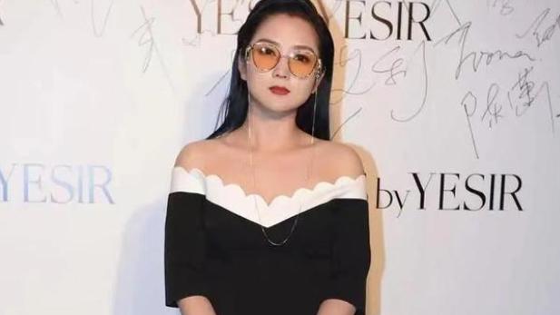 穿衣搭配|何洁瘦身成功，穿露肩裙配金丝眼镜优雅精致，连气质都改变不少