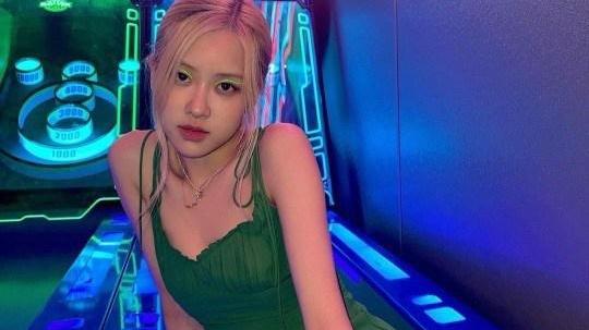 芦笋|?BLACKPINK ROSé，霓虹色眼线笔也完美消化…果然做什么都漂亮