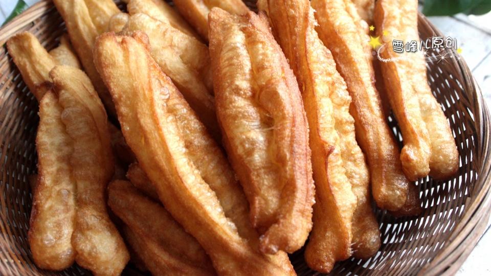 炸油条|不用泡打粉，2步做出暄软蓬松的大油条，详细方法分享，赶紧收藏试试