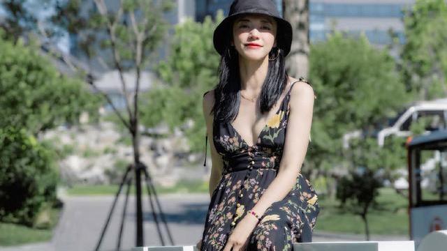 张天爱|“阿姨辈”姚晨真自信，深V吊带裙穿出女友身材，嘴大气质却高级