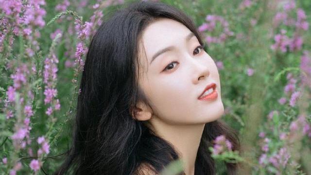 化妆师 为何给明星上妆，化妆师用“粉底刷”较多？看到妆效后恍然明白了