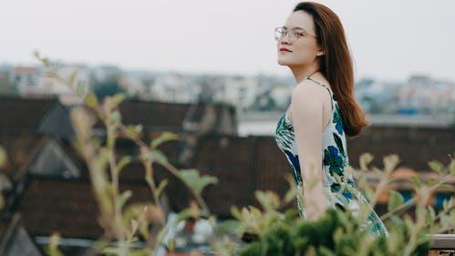 慢半拍sir|48岁女人参加一场同学聚会，见到初恋后和老公离婚，结果后悔不已