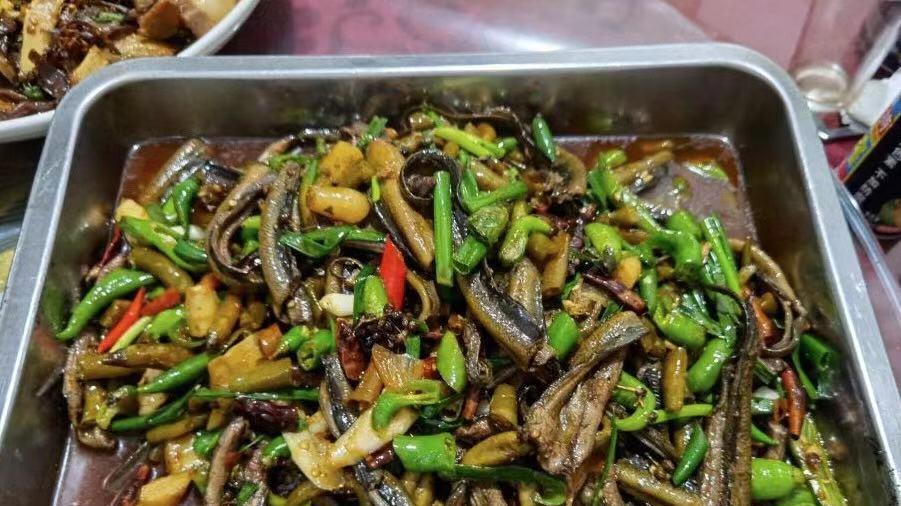 土豆|重庆藏在郊外老街上的破烂苍蝇馆，凭一道地丁黄鳝汤火了20多年