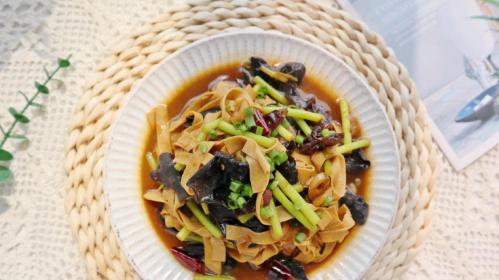 豆腐皮|两张豆腐皮完成一道家常菜，酱香味十足，快手简单