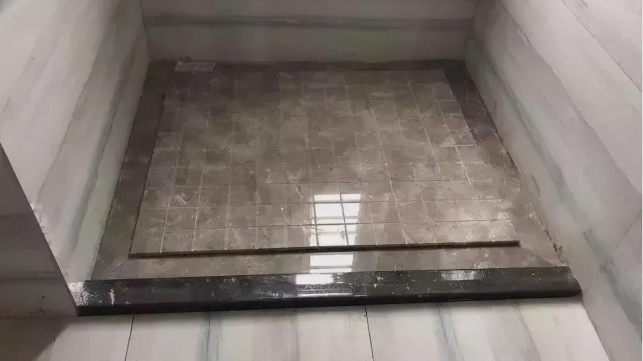 如果觉得斜坡排水慢，尝试这种新的卫生间排水方式，不仅快还防滑