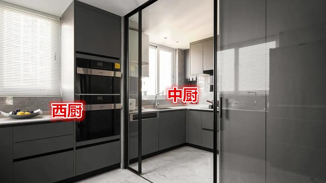 装厨房的看看，10m长橱柜用玻璃门将空间三分离，外西厨、内中厨