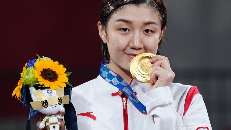 黑寡妇|陈梦14年努力终圆梦，表哥黄晓明发文庆祝，陈梦回应：回去聚聚