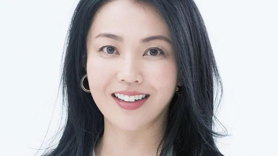 女人味 年底该做头发了，究竟是“烫卷”还是“拉直”？40岁的你想好了吗