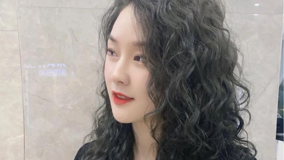 发型 今年年底发型怎么剪？全头卷齐刘海狼尾发都不错，精选15款任你挑