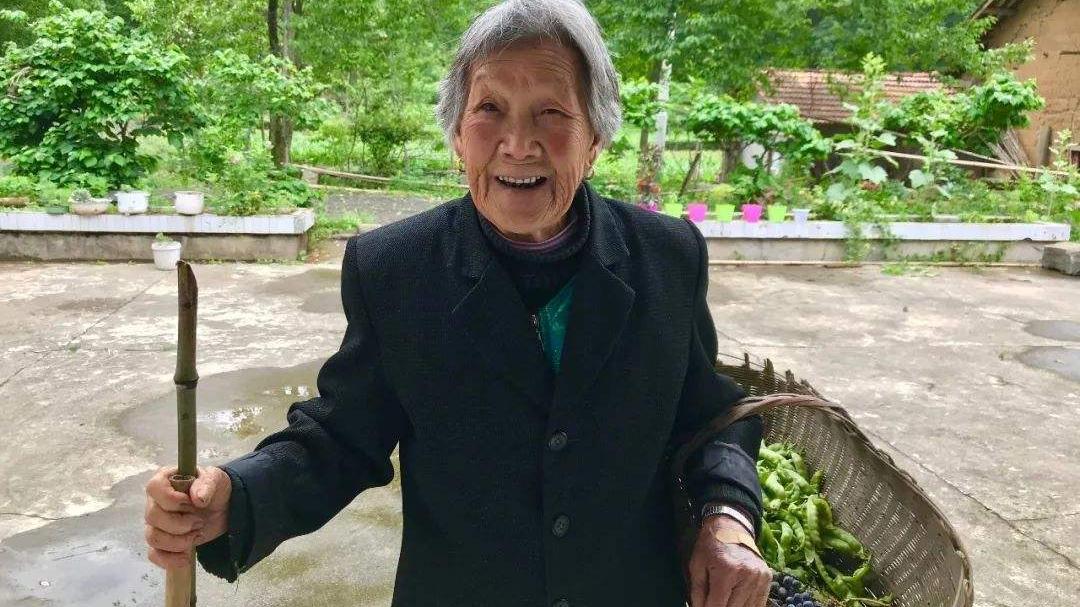 有钱美容生病却没钱治，姑娘决定分手，接受不了精致穷的生活