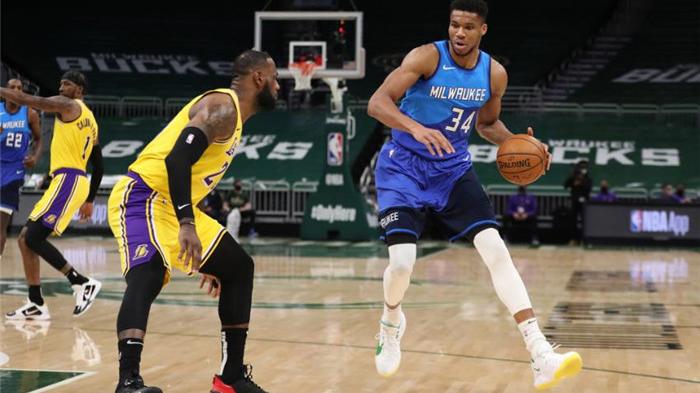 戏耍詹皇穿裆秒传？看看36岁詹姆斯都做了啥，轮番锤爆双星不留情