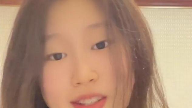 蔬菜|小沈阳15岁女儿颜值逆袭！涂彩色美甲好潮流，对镜唱歌星范十足