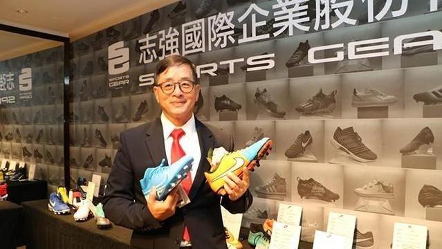 月落等风來|足球行业“孕育”代工巨头，靠着一双双足球鞋，一年营收135亿