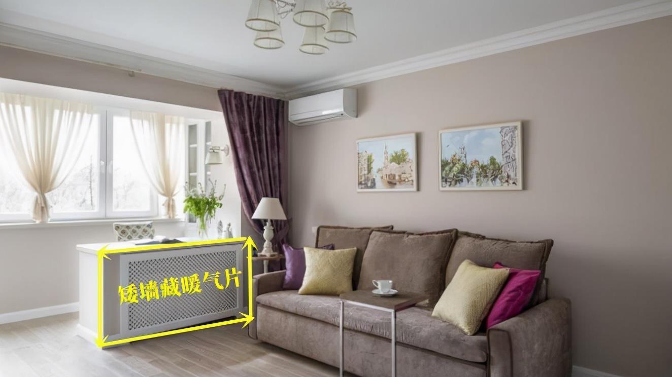 故意延长阳台门洞一截，砌堵矮墙藏暖气片刚刚好！顺便书桌也有了