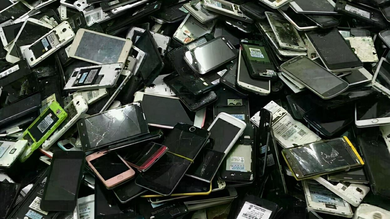 为什么街边会有人高价回收旧手机？原来是因为它里面有这个东西