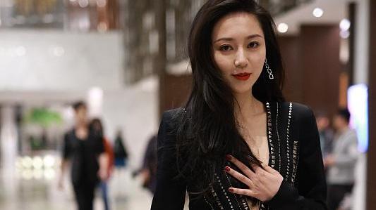 穿衣搭配 黄梦莹身材很有料，深V礼裙凸显优势，红唇卷发颇有港星的风采