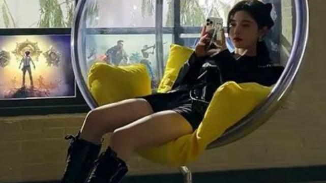 郑爽|鞠婧祎坐吊椅上凹造型，却忘记穿的是短裤，这腿长得让人不敢信