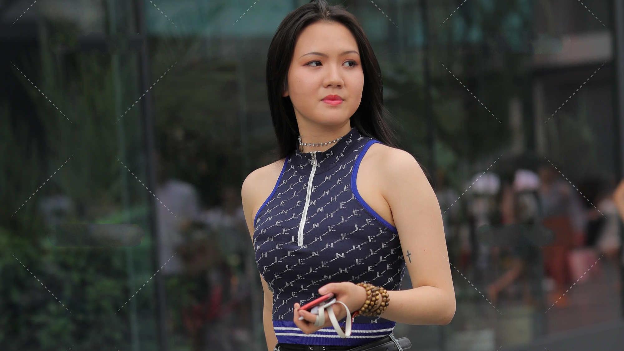 字母图案背心搭配时髦设计牛仔裤,透明果冻鞋,美丽又显白