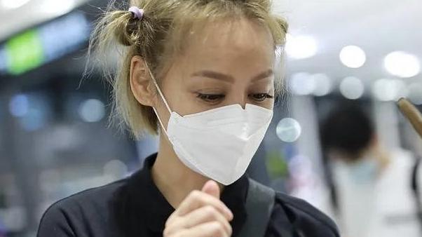 发型|宁静扮嫩发力过猛，染一头金发还能接受，左右扎两个小啾啾看不懂