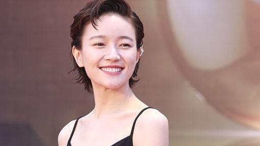 短发|谁说留短发就像“女汉子”，焦俊艳短发造型就很温柔，女人味显著