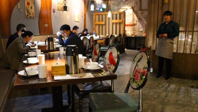 聚餐|饭局上，人品不好的人，往往会有这5种“现象”，不要深交