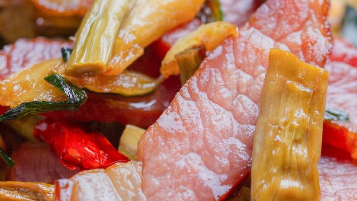 腊肉|简单好吃的腊肉炒笋干，咸香味美又解馋，老少皆宜的家常美食