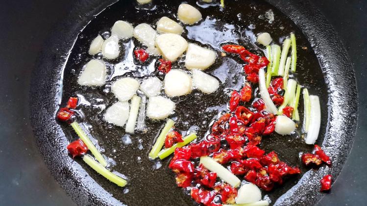 大白菜|简单的炒白菜，如何炒出“饭店味儿”？大厨分享4个技巧，太香了